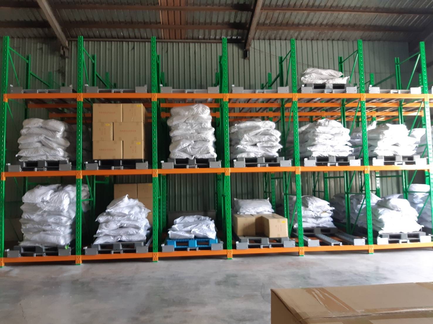 carton flow rack for agricultural storage