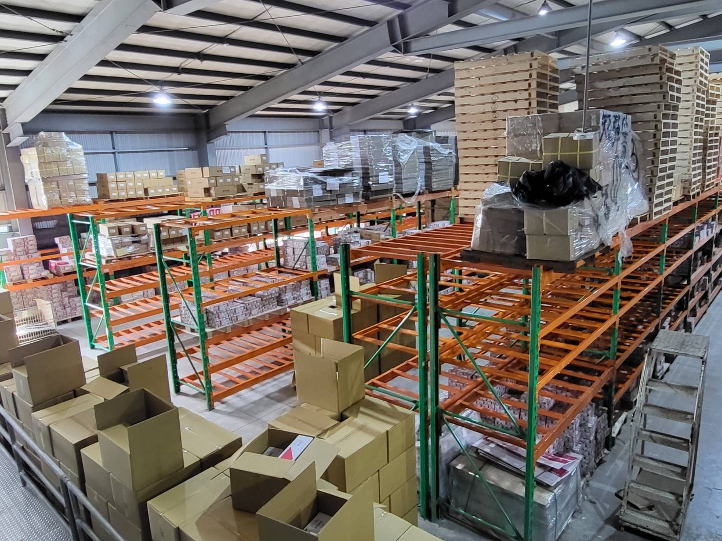 heavy duty pallet rack at logistics center